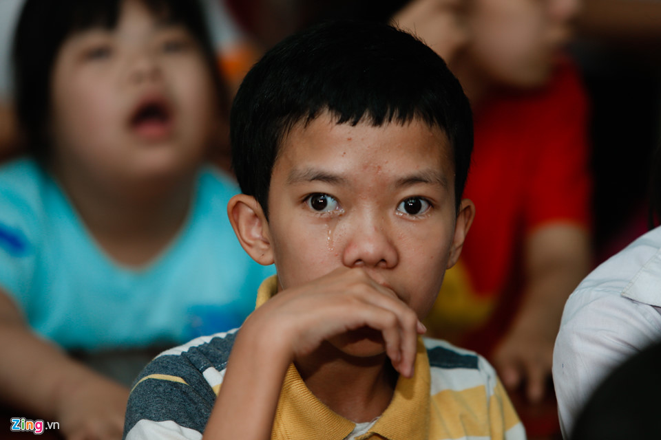 Thuỷ thủ Mỹ hào hứng vui đùa cùng trẻ nạn nhân chất độc da cam